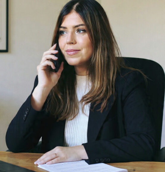 diese_person_sitzt_im_b_ro_tr_gt_einen